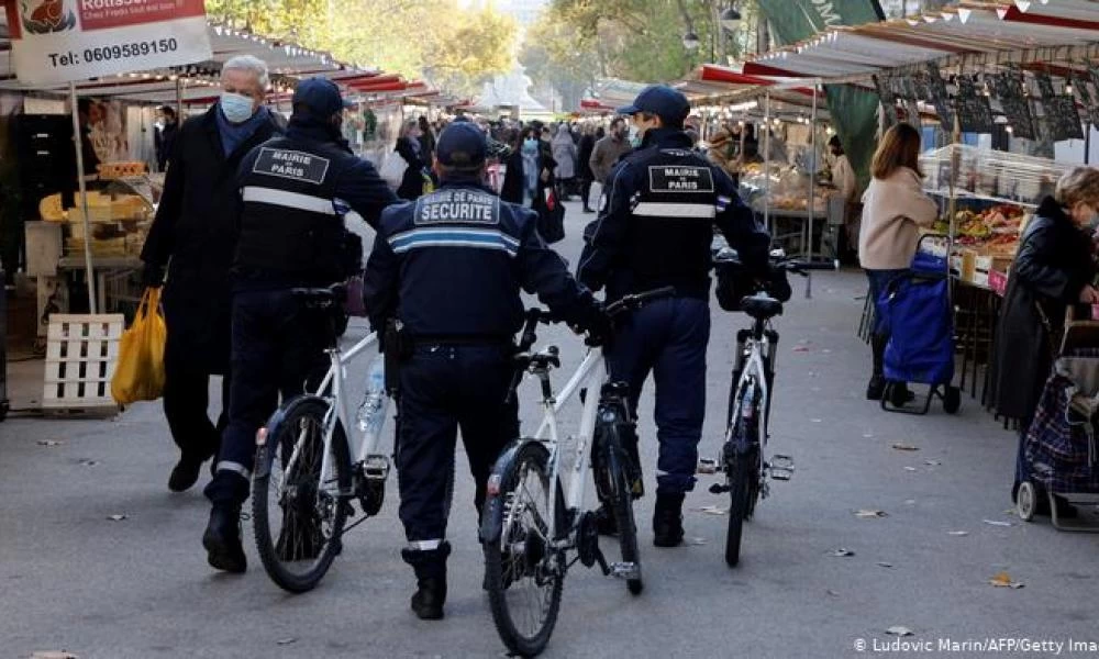 Τελευταία στους εμβολιασμούς η Γαλλία - Γενική κατακραυγή για τα εμβόλια